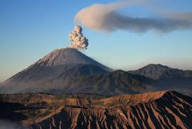Pesona Keindahan Alam Lima Gunung Berapi Tertinggi di Indonesia