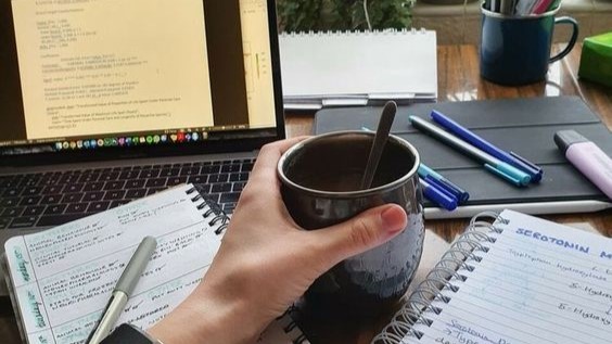 Kerja atau Kuliah Mana yang Lebih Penting ?